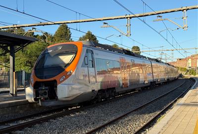 Un centenar de viatgers atrapats en un tren després de caure-li un arbre i un talús a sobre a Vilanova i la Geltrú. ACN